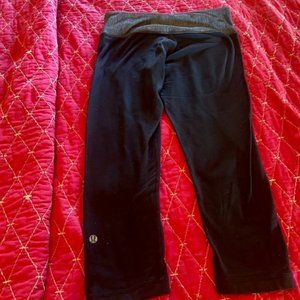LULULEMON BLACK CAPRI LEGGINGS